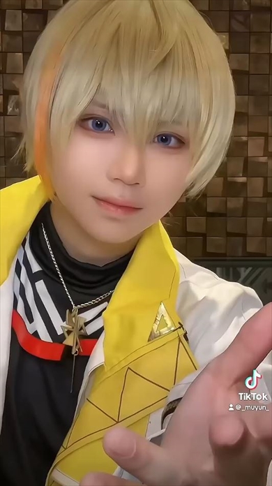 すっぴんから人気VTuberにコスプレしたら…… “超絶メイク技術”に