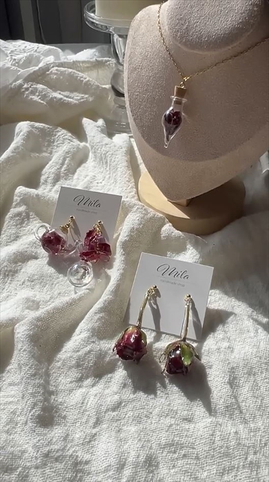 プロポーズで贈られたバラを閉じ込めたアクセサリー