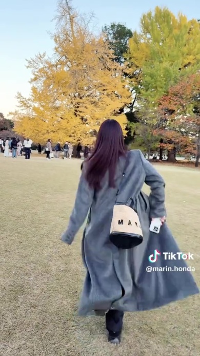 コートにしつけ糸がついたまま……