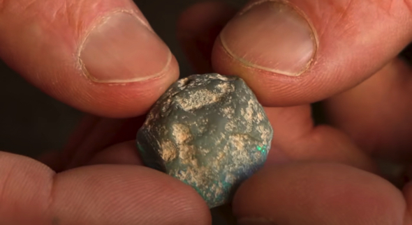 オパールの原石を磨く