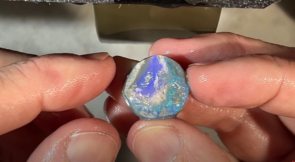オパールの原石を磨く