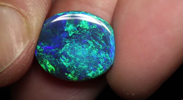 オパールの原石を磨く