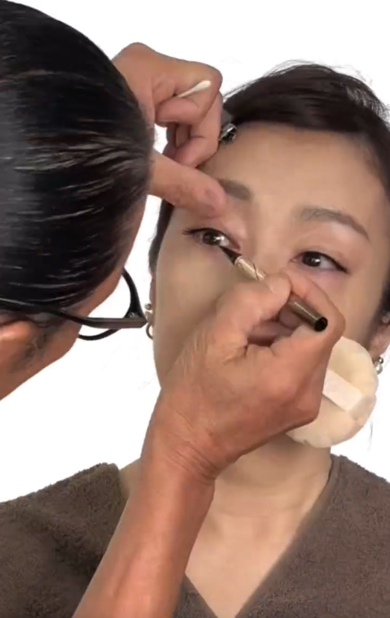 アイシャドウなどを使ってかこみのメイク