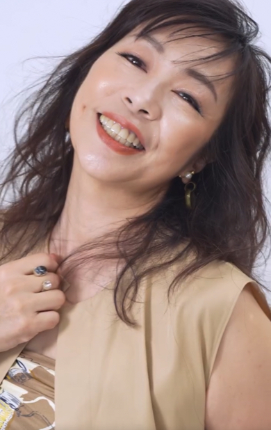 ふんわりヘアスタイル＆おしゃれコーデもプラス