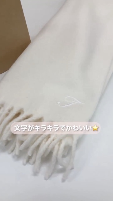 「T」の刺しゅうを施した白のスフレヤーンチャンキーストール