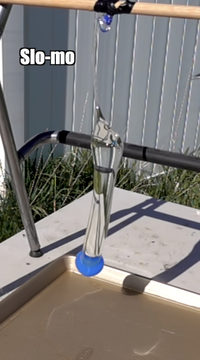 シロップ風船の上部を割る