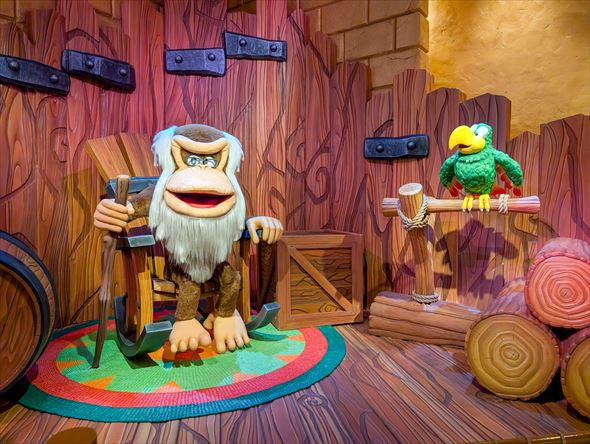 ゲームにも登場する、クランキーコングとスコークスにも会えます