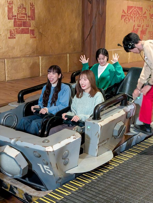 トロッコに乗り、出発！