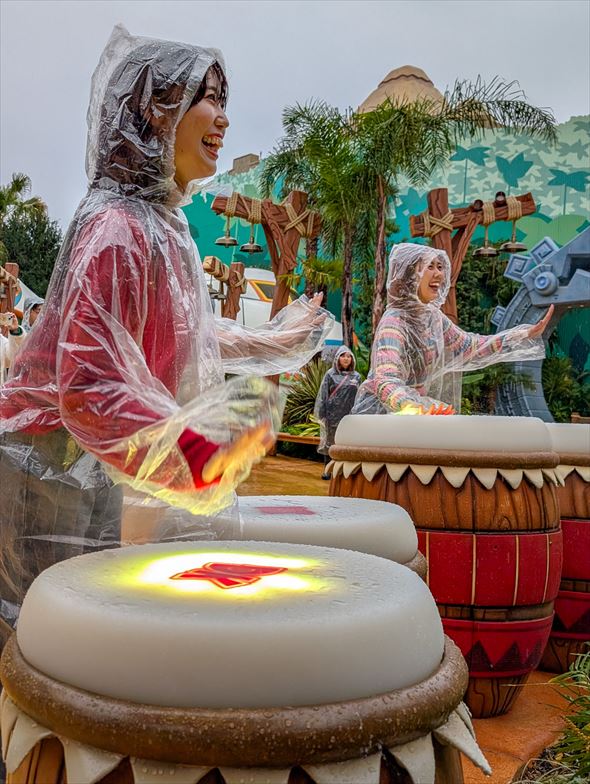 光るコンガにリズムを合わせてみんなで叩こう！