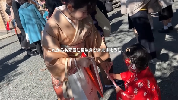 3歳娘と七五三のお参りをする青木菜花