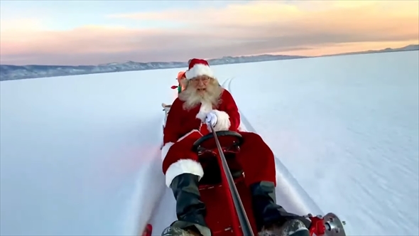 ジェットそりで爆走するクレイジーサンタクロース