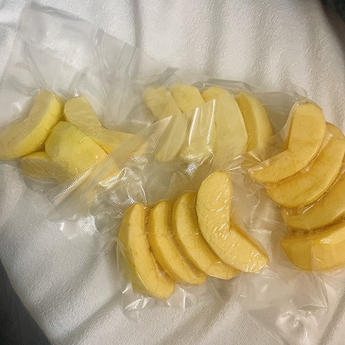 真空パック詰めにされたカットリンゴ