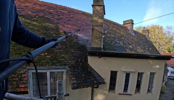 苔が生えた屋根の清掃2