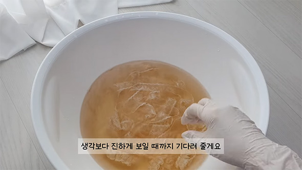 紅茶にレースを浸す