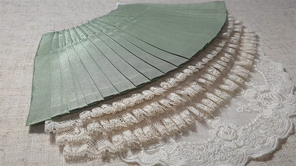 プリーツスカートとレース