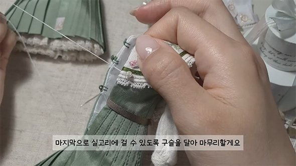 ワンピースにビーズを縫い付ける