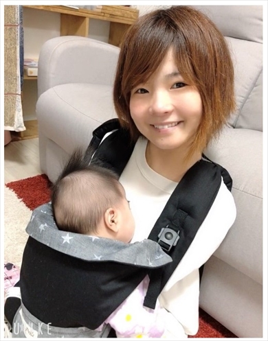 抱っこ紐で娘を抱っこする先天性四肢欠損症のタレント・佐野有美