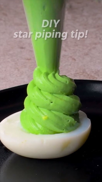 卵を使ったミニミニクリスマスツリー