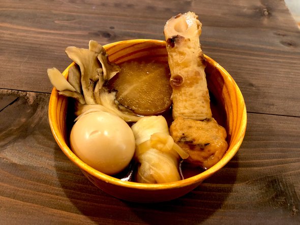 「闇おでん」屋台で提供しているおでん6種盛り  ／ 闇おでん 屋台 藤原竜也 ちょうちん 提灯