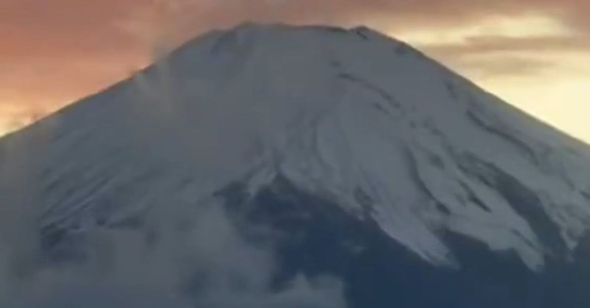 夕焼けの中の富士山を撮影したら……　空を泳ぐ“神々しい存在”に5万いいね「7つ集めたヤツがおったんやな…」「自然って凄い」（1/3） | ライフスタイル ねとらぼ
