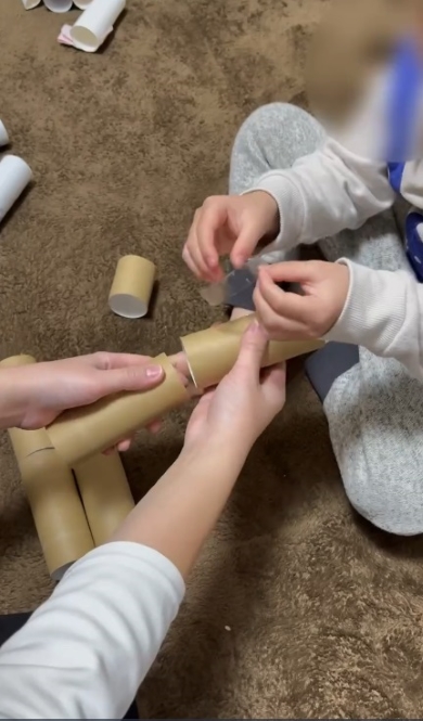 親子で手作りの木材風飾りを作る