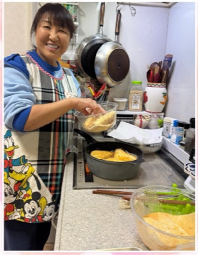 料理する北斗晶さん