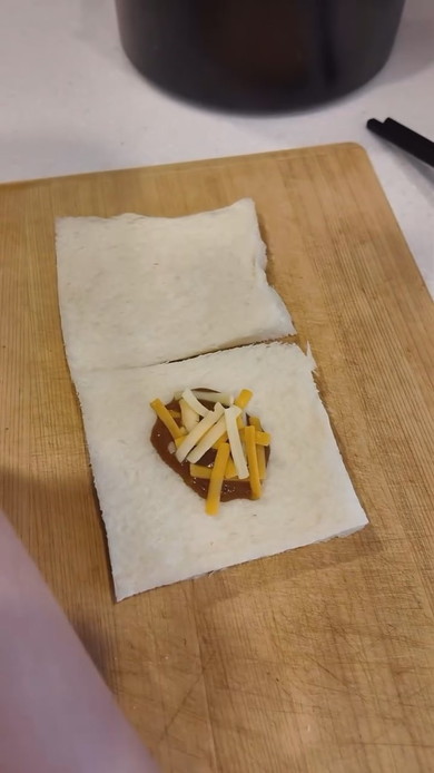 カレーとチーズを乗せた食パン