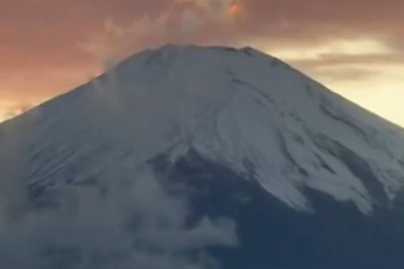 富士山上空を舞う赤い龍のような雲