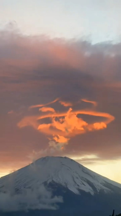 富士山上空を舞う赤い龍のような雲
