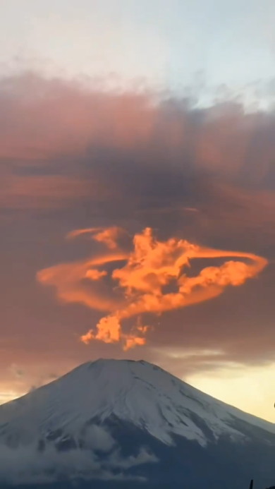 富士山上空を舞う赤い龍のような雲