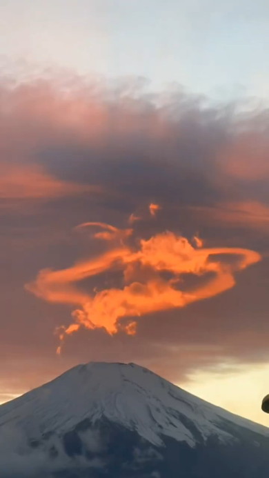 富士山上空を舞う赤い龍のような雲