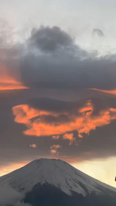 富士山上空を舞う赤い龍のような雲