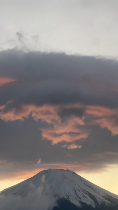 富士山上空を舞う赤い龍のような雲