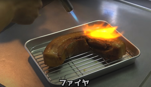 チャーシューをバーナーで炙ります