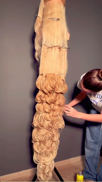 ロングウィッグを巻いていく様子