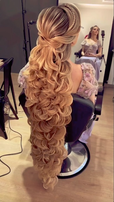 地毛にウィッグをつけた様子