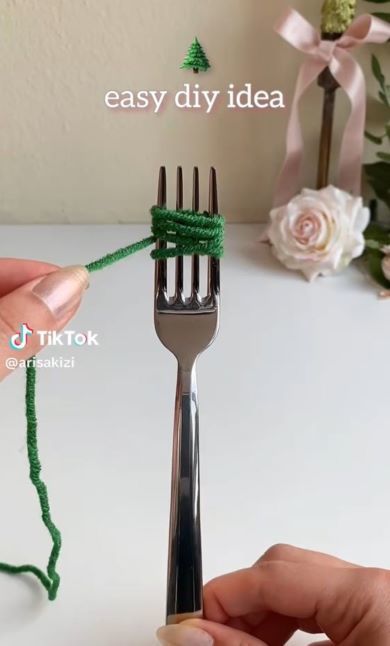 フォークに巻き付けた毛糸