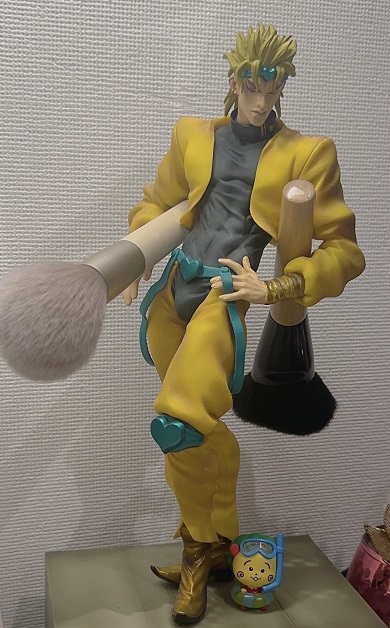 メイクブラシを両腕で抱えているDIOのフィギュア