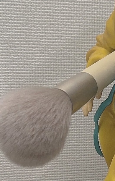 スタンドに引っ掛けたメイクブラシ