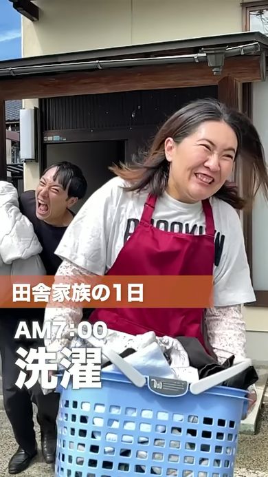 衣類を抱えて全力で洗濯物を片付ける夫婦