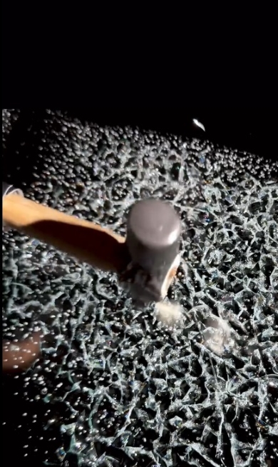 ガラスにたくさんのクラックを作る様子