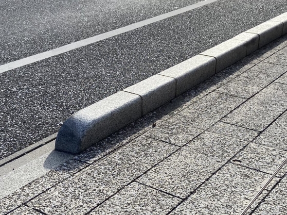 歩道の縁石の写真