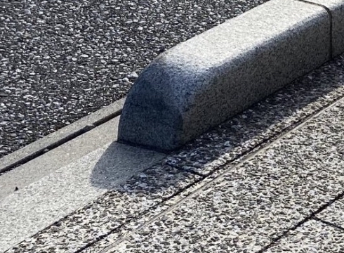 歩道の縁石の写真