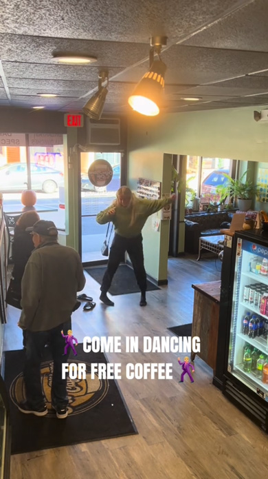 コーヒー店に入店しながらダンス