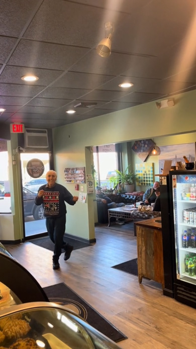 コーヒー店に入店しながらダンス