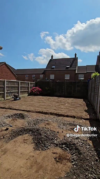 タイルを敷く作業