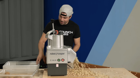 機械がポテトをカット