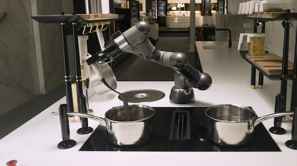 鍋をかき混ぜるロボットアーム