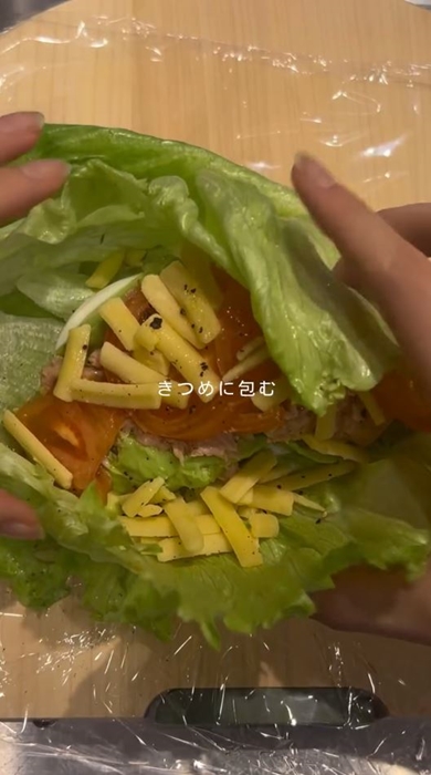 夜食にぴったりな太らない“包むだけサラダ”