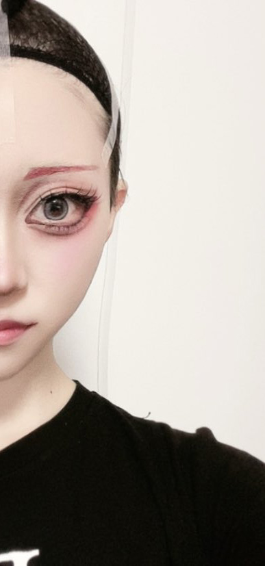 コスプレイヤーの半顔メイク